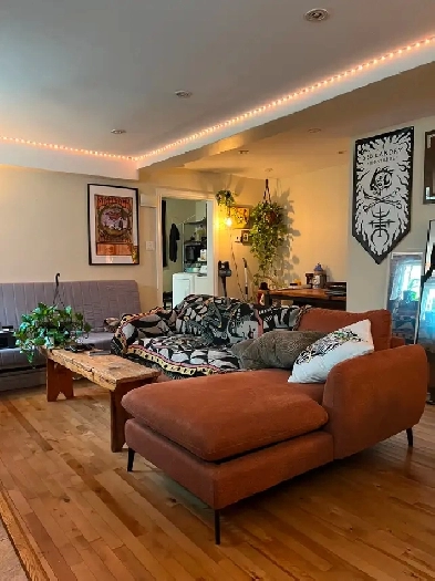 Perfect Condition!N.renovated big3.5, Close to DT/Vendome, Tripl Image# 1