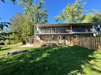 Newly Renovated 4-Bedroom 2 Bathroom Unit Near Innisfil Beach! Image# 1