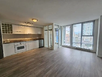 One Bedroom and Den Downtown apartment with views Image# 4