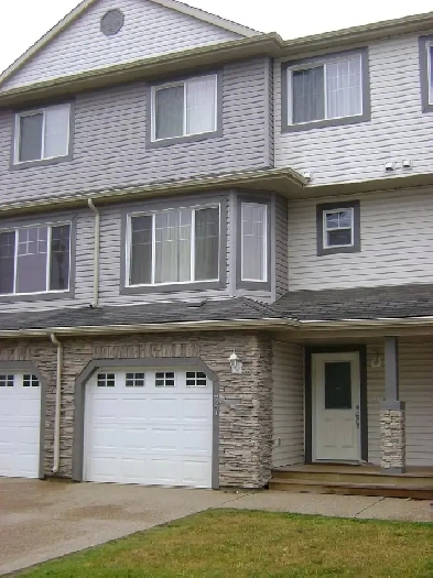 Executive 3 bdrms with 2 1/2 bath unfurnished townhome available Image# 2