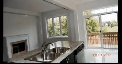 Bright townhouse Renting in Pickering Best location Image# 1