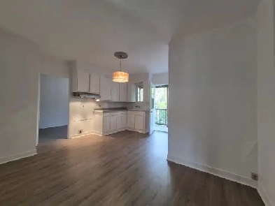 4½ à louer/Rénové/Longueuil/2 étage/Stationnement/cours arriére Image# 1