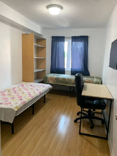 First floor room in sharing for rent, steps to Seneca@york $600. Image# 1