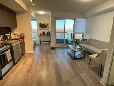 1B Den Yorkville Condo 2 years old Image# 1