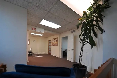 Beau local, 4 bureaux, COMMERCIAL (900 pi ca), À LOUER, à LAVAL! Image# 1