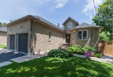 4 BEDROOM BUNGALOW UPSTAIRS (2 BEDROOM AVAIL. TO SHARE FEMALES) Image# 1