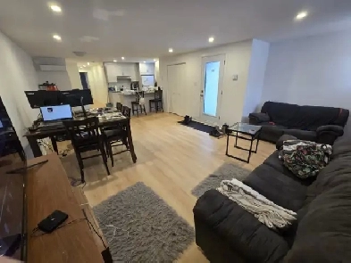 5 1/2 - Marche Central - Chabanel - Cremazie metro Image# 1