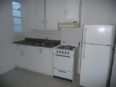 Plateau 3 1/2 - libre - chauffé - poêle - frigo - 1080 $. Image# 1