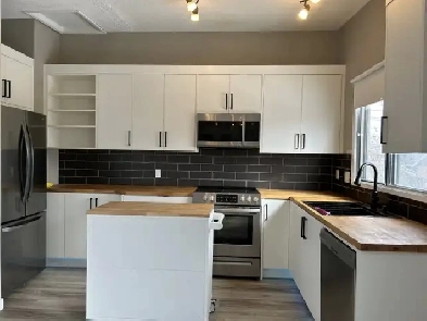 3 bedroom duplex in Tuxedo, Available October Image# 1