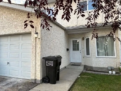 Spacious 3 bedroom townhouse in for rent Image# 1