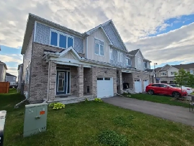 2100 sqf End-unit 3 bed townhouse for rent in Orleans Image# 1