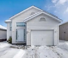 Adorable Furnished 2 Bed in Collingwood, Long term or Seasonal Image# 1