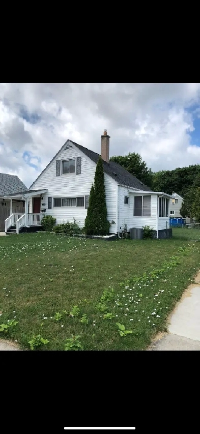 House For Rent in Sarnia 4 Bedrooms Image# 3