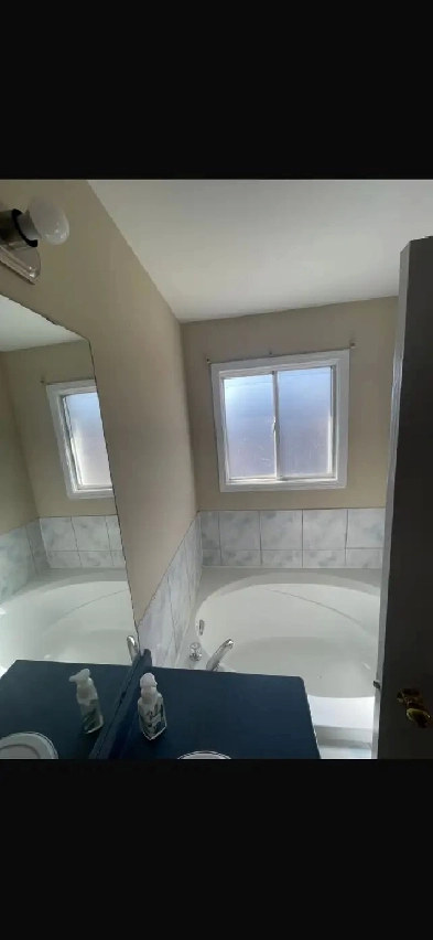 Sharing room with Male at Airport rd & Bovaird Dr.-Brampton Image# 1