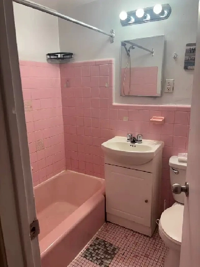 Grand 2 1/2 avec électroménagers/internet/électros/stationnement Image# 1