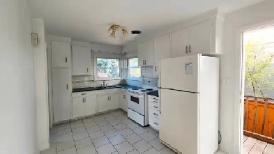 Cozy 2 bedroom with a private back yard Image# 6
