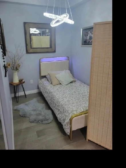Rent a clean and modern bedroom in the hear of Mississauga! Image# 1