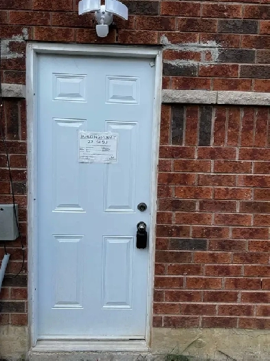 Furnished renovated 1 bed den available for rent in Mississauga Image# 1