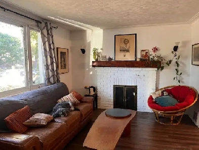 Fully renovated beautiful 3 bedroom house upper unit Image# 1