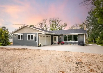 Beautifully Remodelled 1400sqft 3bdrm Bungalow on Private River! Image# 4