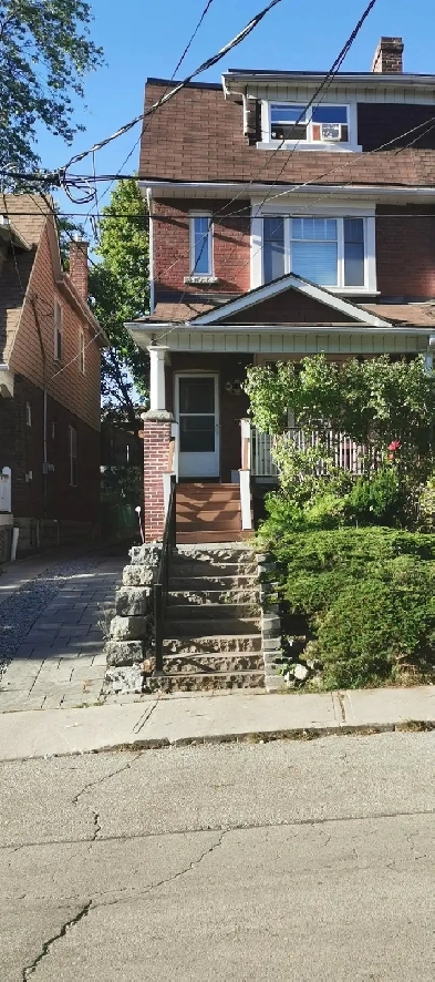 Yonge/Eglinton. Shared furnished accommodation for women. Image# 1