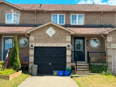 Barrie Townhouse with 3 car parking Image# 1