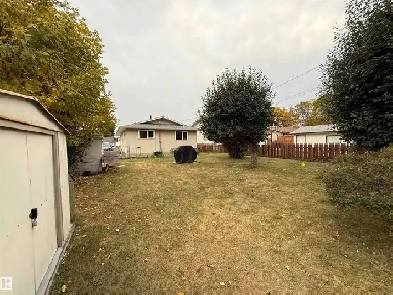 3 Bedroom Bungalow on Massive Lot! Image# 2