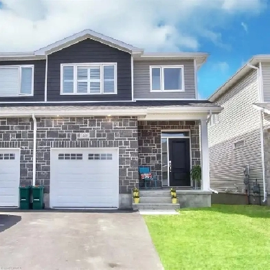 Rent 3 Bedrooms 2.5 Bath, Luxury Upper Level Unit In Kingston Image# 2