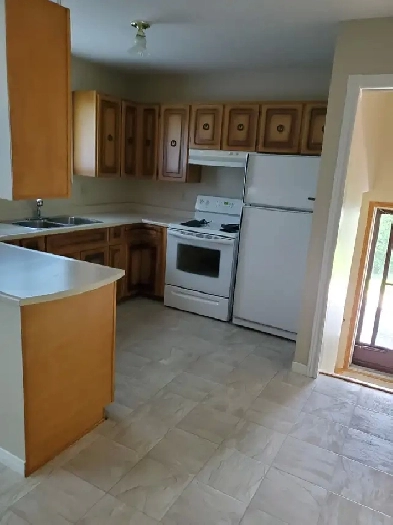CLEAN-3BED-2BATH-HOME IN NEW SUDBURY Image# 2
