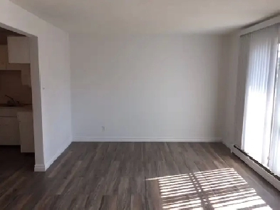 Renovated 1 BDRM & Den in Old Strathcona! Top Flr Balcony!! Image# 1