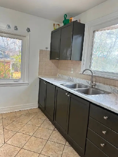 Bright room   private washroom by Yonge Finch subway entrance Image# 1