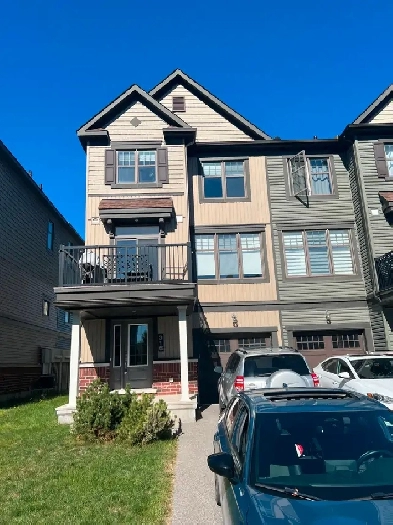 Immaculate 3-story end unit 2 Bed 2 Bath Avenue Townhouse Image# 14