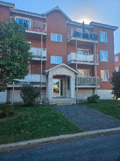 4 1/2 lumineux avec plein d'espace! Image# 9