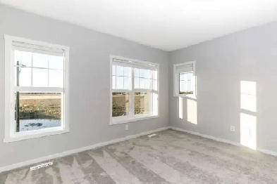 Gorgeous 3 Bed 2.5 Bath Pet Friendly Townhouse in S. Edmonton! Image# 1