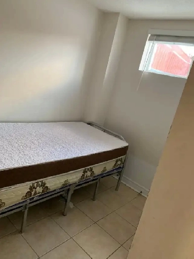 immediately or 1 nov private room for rent Image# 1