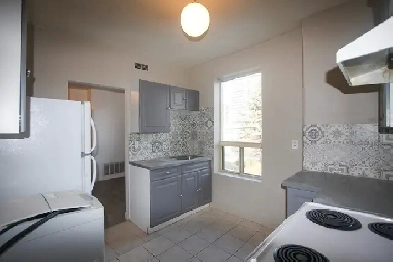 QUEEN/ DUFFERIN-1BR-CLEAN & BRIGHT WITH WALKOUT DECK Image# 1