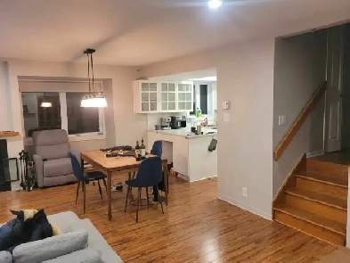 SUPERBE CONDO-MAISON 2 chambres MEUBLE GARAGE,FOYER  2Parkings Image# 1