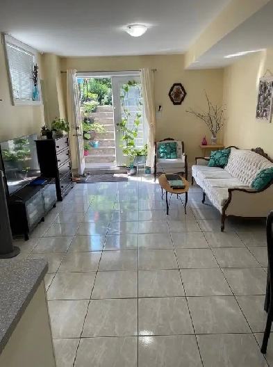 BEAUTIFUL 1 BDRM. BSMT APT FOR RENT IN RICHMOND HILL QUIET NH. Image# 1