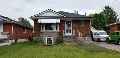 Bright Main Floor Room – 3 Bed 1 Bath Bungalow (Hamilton Mountai Image# 1