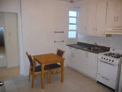 Plateau 3 1/2 - libre - chauffé - poêle - frigo - 1080 $. Image# 1