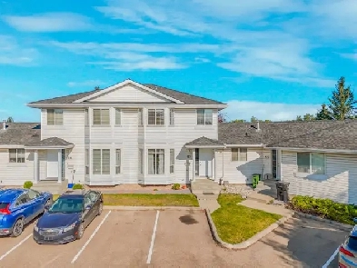 Stunning 3 Bed Townhouse with LOW LOW CONDO FEE! LOVE IT! Image# 1