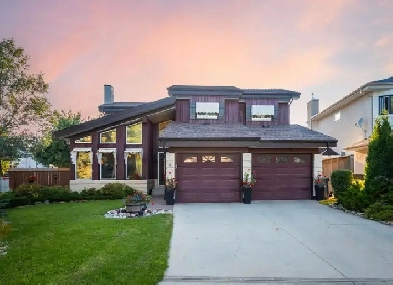 astefully Remodelled 4bdrm Home Situated on a Beautiful Lake Lot Image# 1