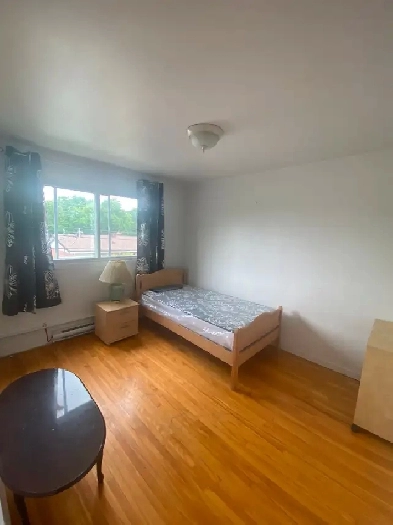 Chambre privée meublée (collocation entre filles à St-Léonard) Image# 1