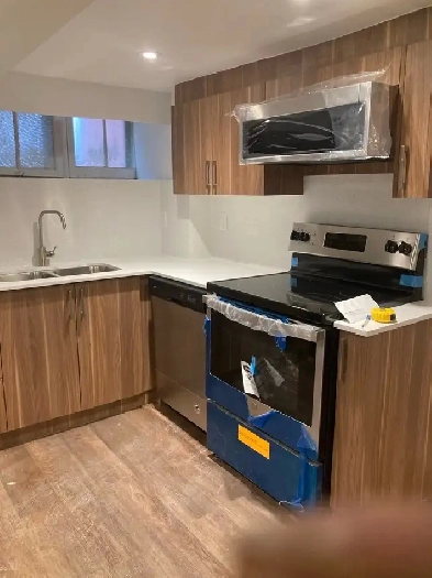 Large Renovated 2 Bedroom   Den Image# 1