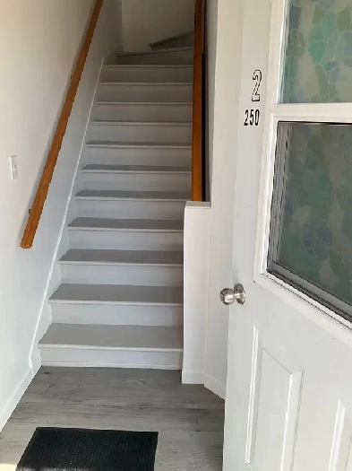 4 1/2 chauffé éclairé libre immédiatement centre ville Rimouski Image# 9