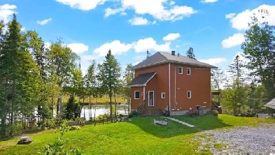 Maison au bord de l'eau dans un décor enchanteur Image# 4