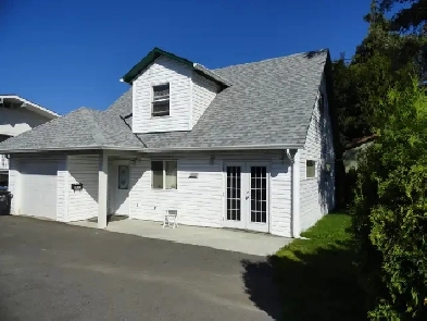 Rarely available 3/2 carriage home steps to Gyro Beach!! Image# 6