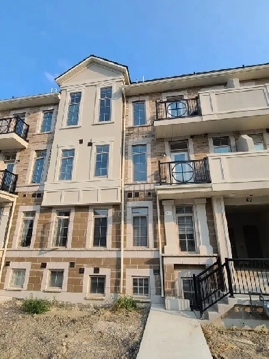 GORGEOUS 2 BEDROOM TOWNHOUSE FOR RENT IN HEART OF MISSISSAUGA Image# 1