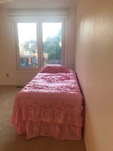 Rent a room off Richmond/Pinecrest Road near Bayshore area Image# 1