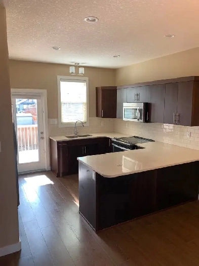 Spacious Mainfloor 2bdrm 1Bath Suite for Rent Image# 1